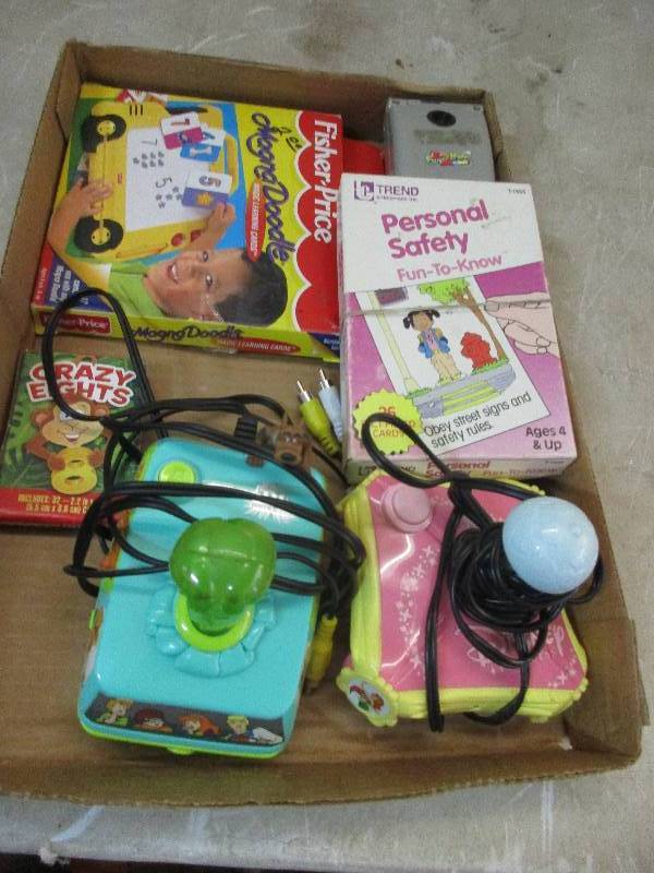 lot 14 image: scooby doo and disney games - crazy 8s - magnadoodle
