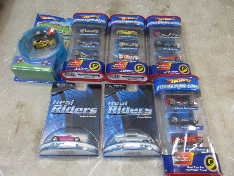 lot 16 image: hotwheels lot - new in boxes