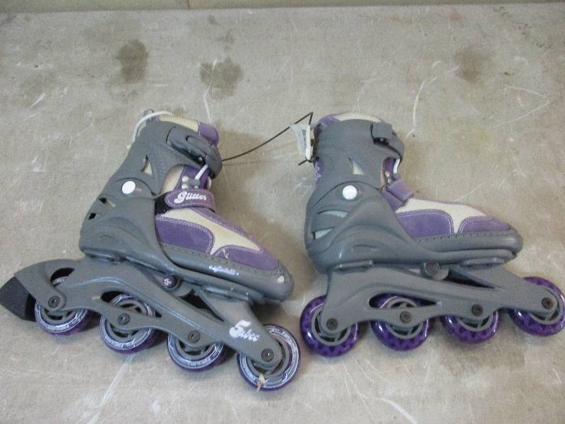 lot 20 image: girls roller blades size 4 - NEW