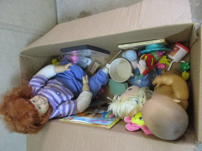 lot 22 image: doll lot
