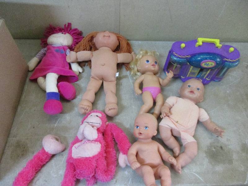 lot 23 image: doll lot
