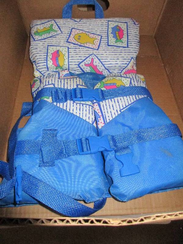 lot 54 image: 2 kids life vests and sleeping pad