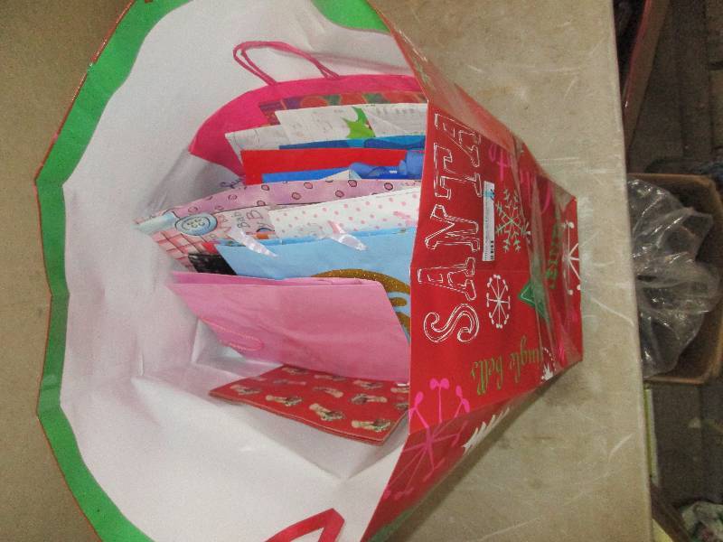 lot 72 image: 40 gift bags assorted sizes