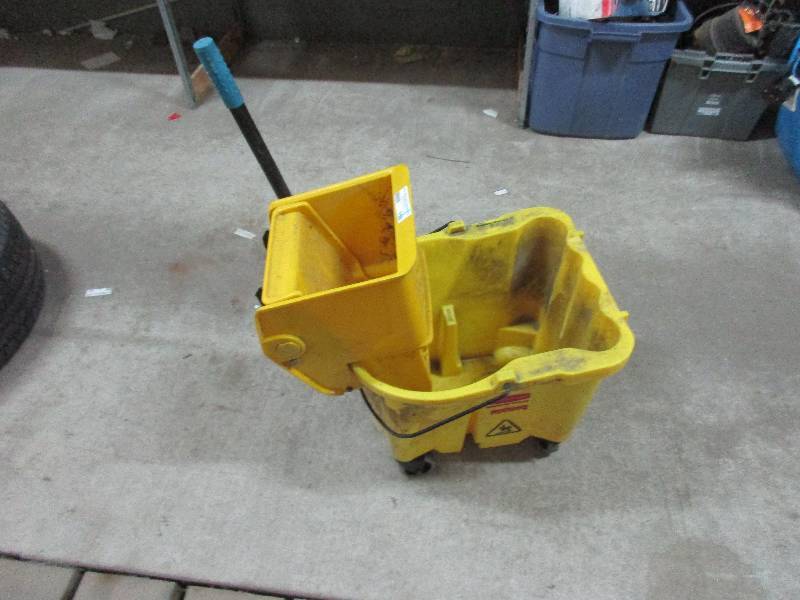 lot 116 image: mop bucket