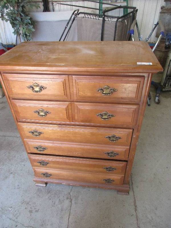 lot 127 image: 3 drawer dresser 3 tall