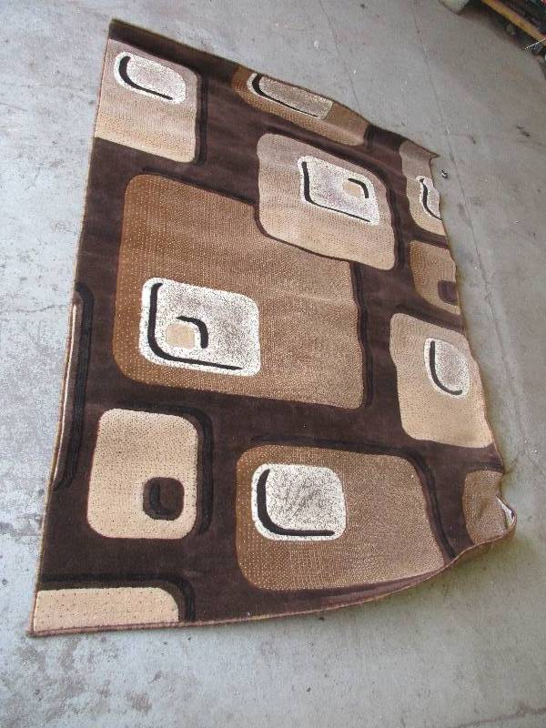 lot 132 image: 7 x 5 rug in great shape
