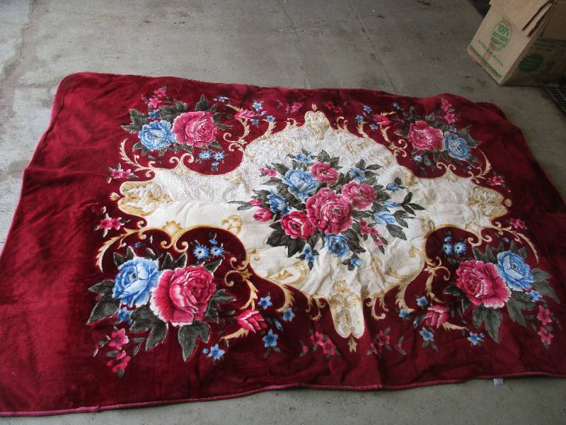 lot 135 image: rug 10 x 6 great shape super soft like new
