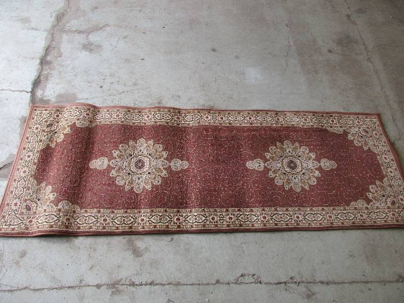 lot 136 image: 7.5 x 2.5 runner rug in great shape like new