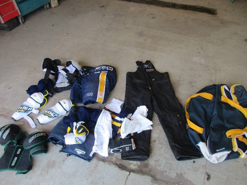 lot 138 image: bag full of hockey equipment