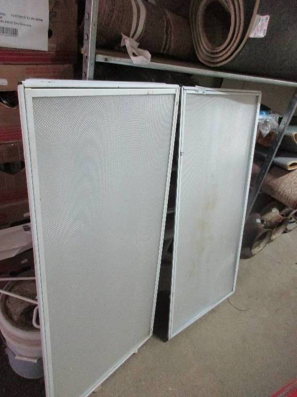 lot 146 image: 2 florescent light fixtures