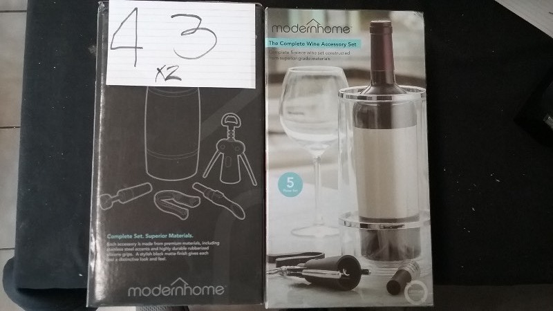 lot 43 image: Wine Accessory Kit