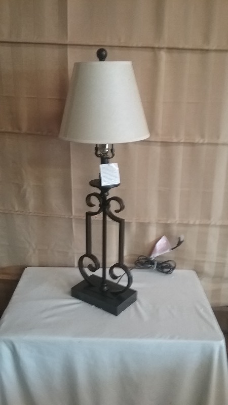 lot 76 image: 32 Table Lamp