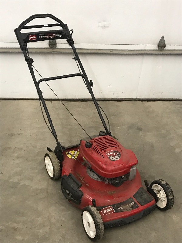lot 18 image: Toro 21 Lawn Mower