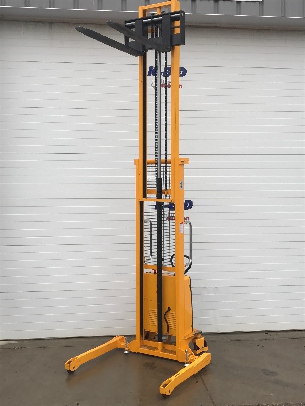 lot 4 image: U-Line Commercial Straddle Stacker