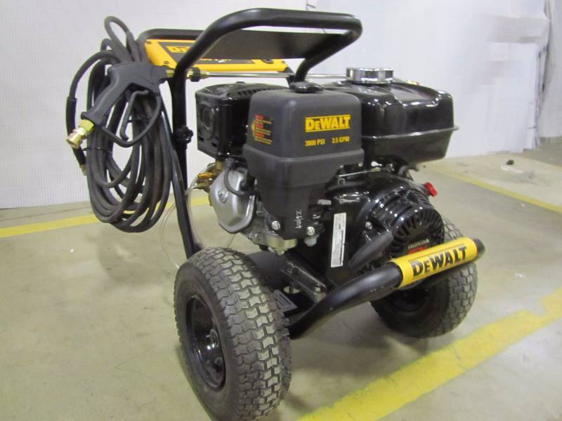lot 2 image: Dewalt GX720 3800 psi 3.5 gallon gas pressure washer