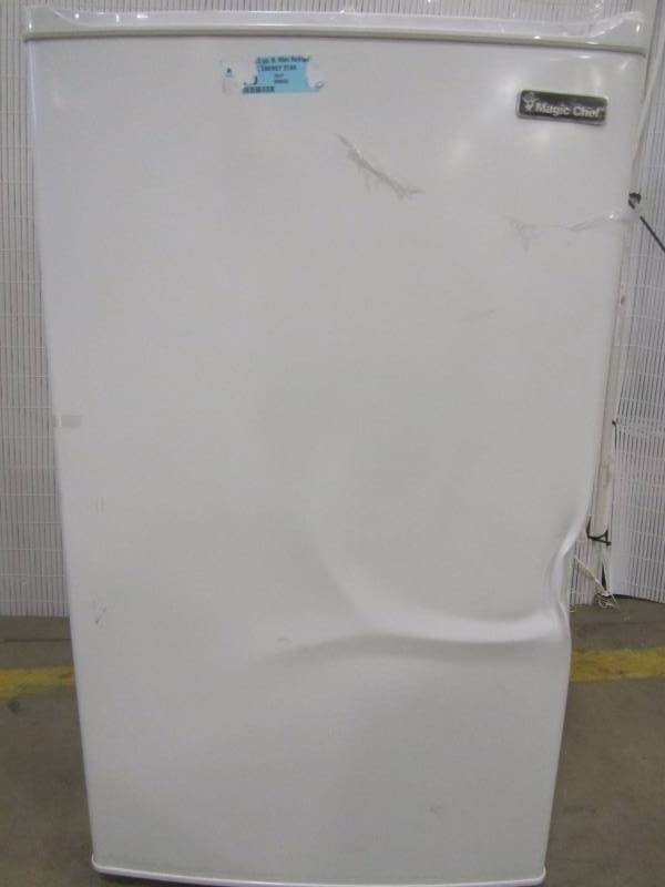 lot 37 image: Magic Chef 3.5 cubic feet mini refrigerator (white)