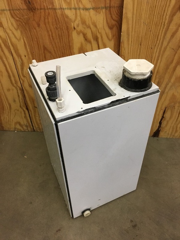 lot 52 image: Live Bait Plastic Tank, 16x16x27...
