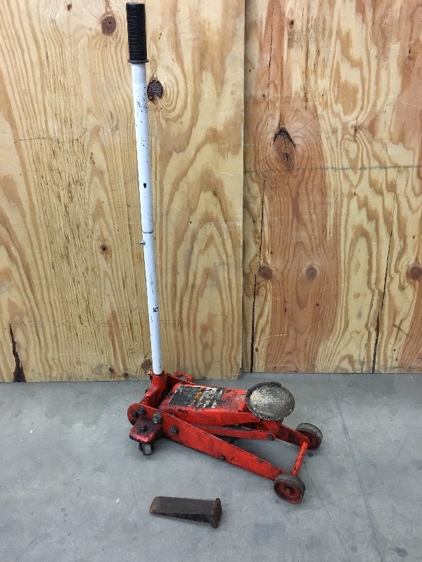 lot 103 image: 2-Ton Rolling Service Jack