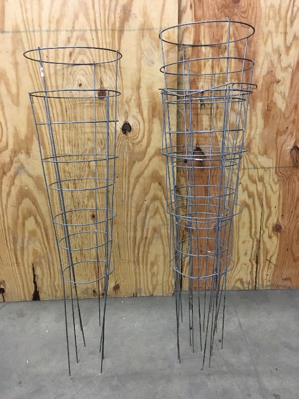 lot 104 image: Lot Of (5) Tomatoe Towers