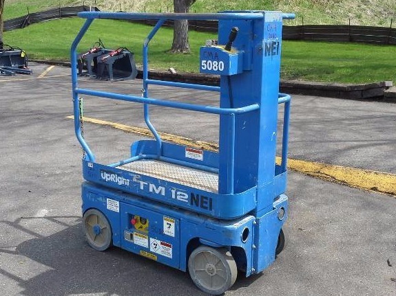 lot 737 image: Upright TM-12 Mast Lift