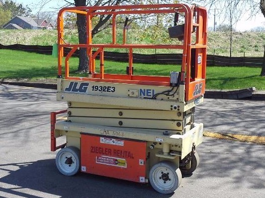 lot 742 image: JLG 1932E3 Scissor Lift