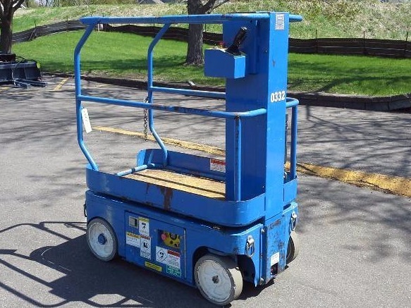 lot 739 image: Upright TM-12 Mast Lift