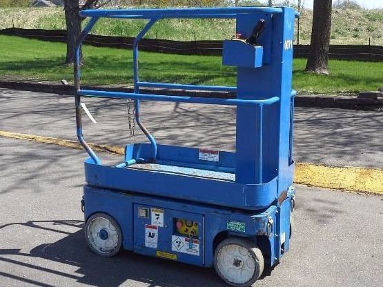 lot 741 image: Upright TM-12 Mast Lift