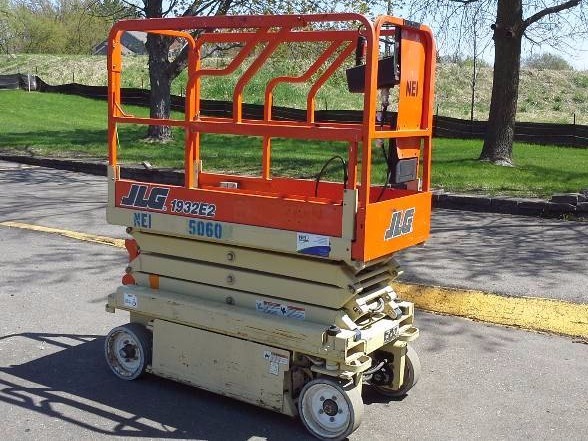 lot 740 image: JLG 1932E3 Scissor Lift