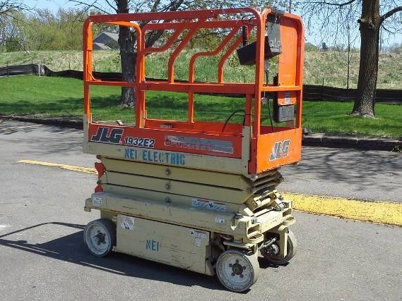 lot 738 image: BIDDING WAS RESET - PLEASE SEE DESCRIPTION  - JLG 1932E2 Scissor Lift