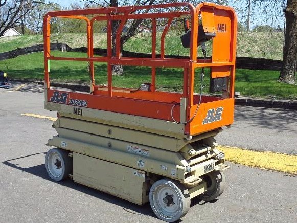 lot 724 image: JLG 2032E2 Scissor Lift