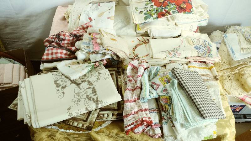 lot 326 image: Various Linens  Towels