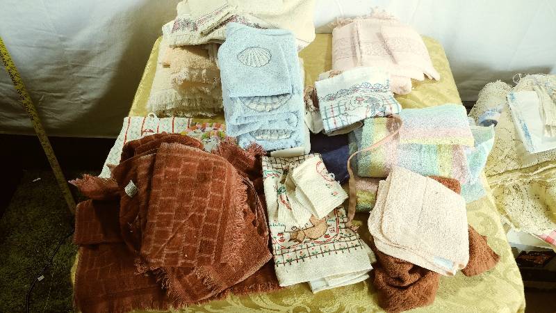 lot 327 image: Various Linens  Towels