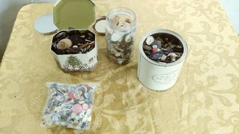 lot 340 image: Selection of Buttons
