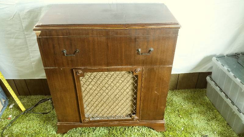 lot 345 image: Cabinet - Previous Record Player