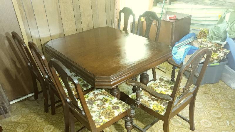 lot 65 image: Dining Room Table with 6 Chairs