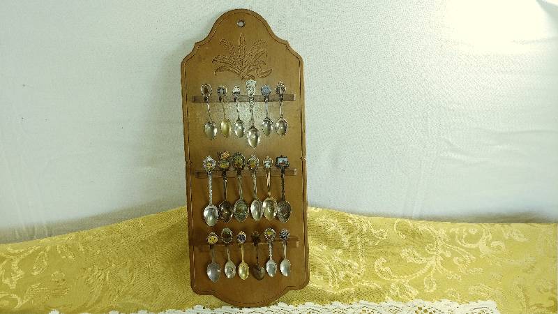lot 259 image: 18 Collectable Spoons with Display