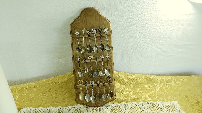 lot 260 image: 18 Collectable Spoons with Display