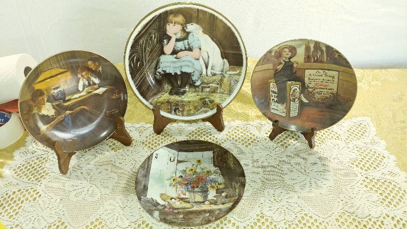 lot 262 image: 4 Decorative Plates