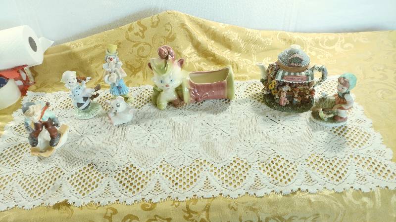 lot 265 image: Decorative Figurines