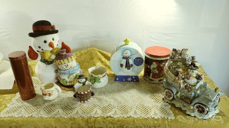 lot 269 image: Christmas Dcor.