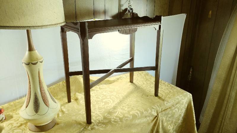 lot 285 image: End Table with Lamp