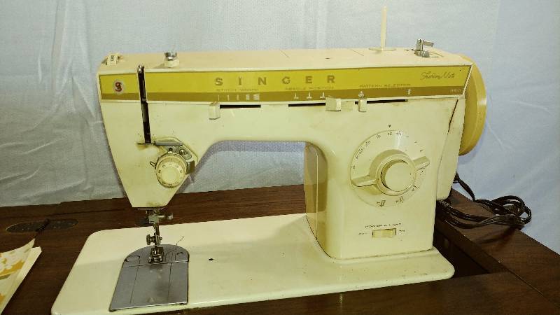 lot 288 image: Singer & Cabinet