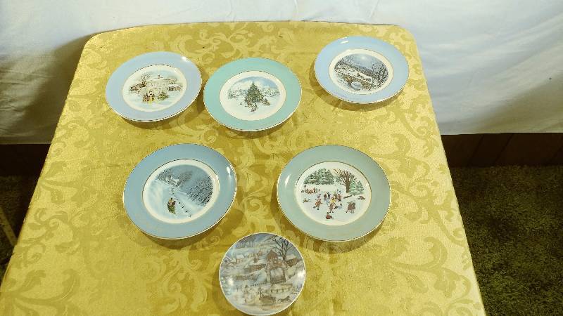 lot 295 image: Christmas Plate