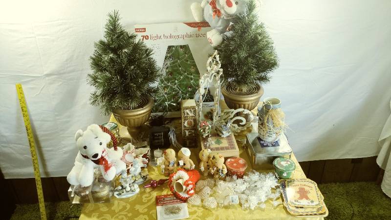 lot 296 image: Christmas Lot
