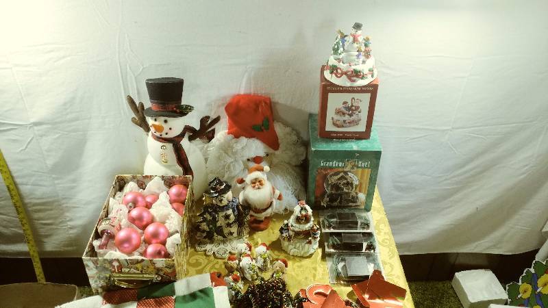 lot 305 image: Christmas Lot