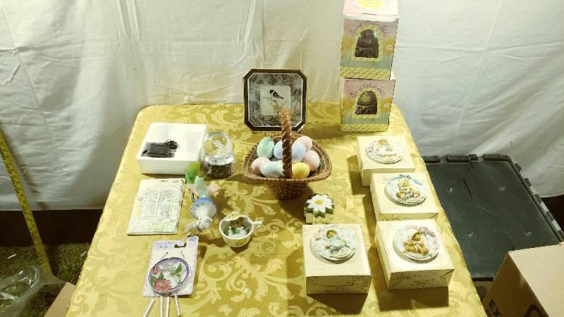 lot 312 image: Spring Decor