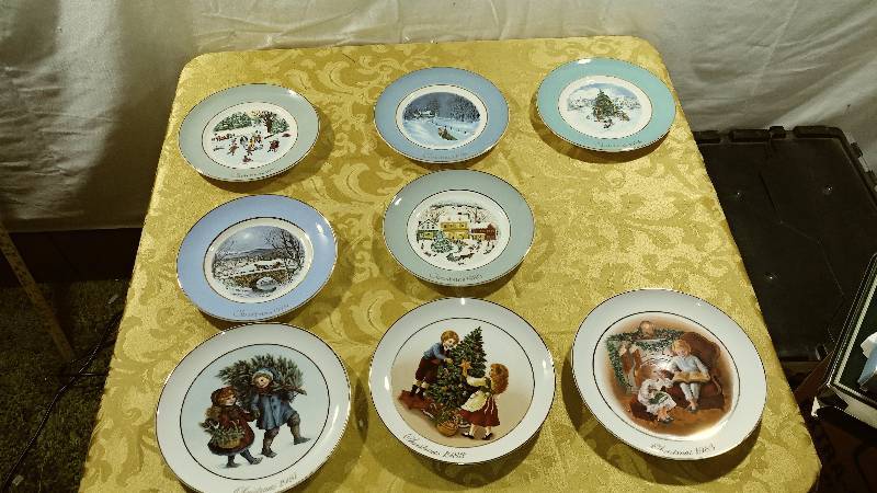 lot 321 image: Christmas Plates