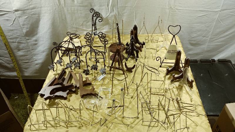 lot 322 image: Assorted Plate StandsHangers