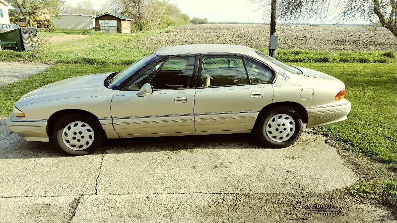 lot 1 image: 1993 Poniac Bonneville
