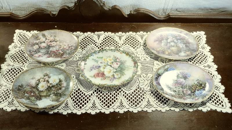 lot 207 image: 5 Decorative Plates